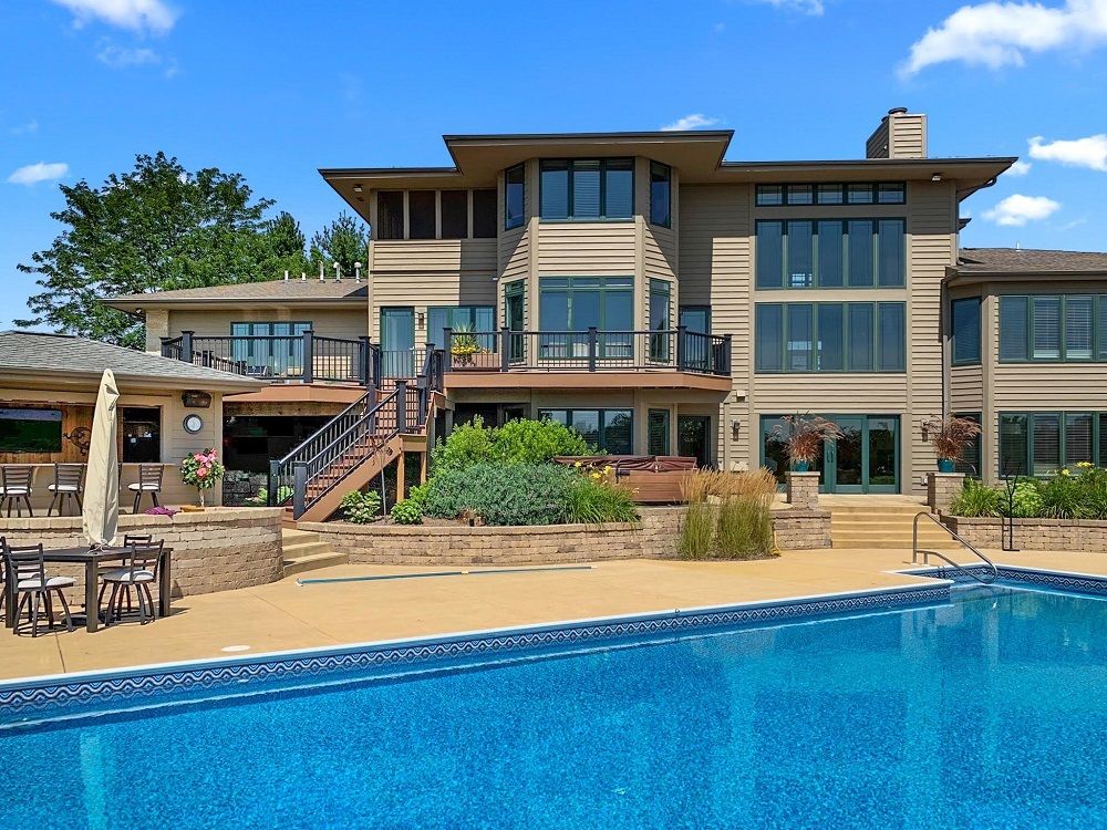 STUNNING PRAIRIE-STYLE RETREAT
