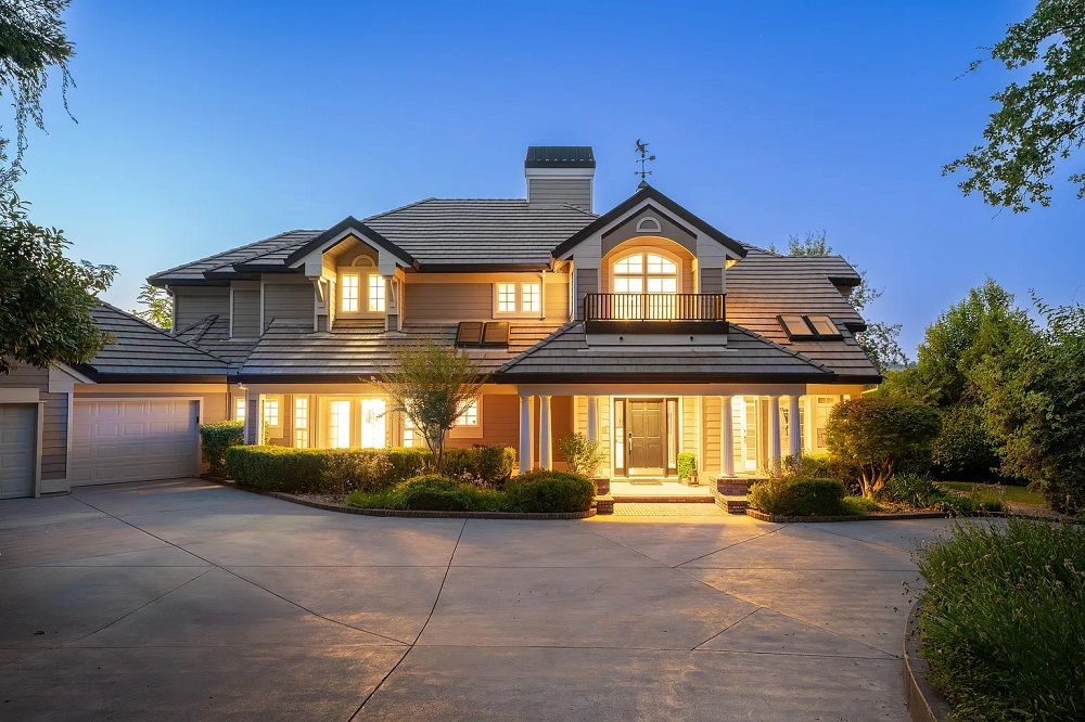 LUXURIOUS RIVERFRONT RETREAT