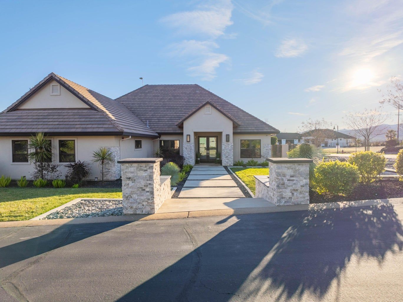 Exquisite Modern Transitional Residence