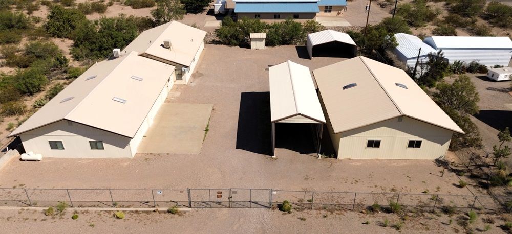 Great Lake Location W/endless Storage, Space & Possibilities.