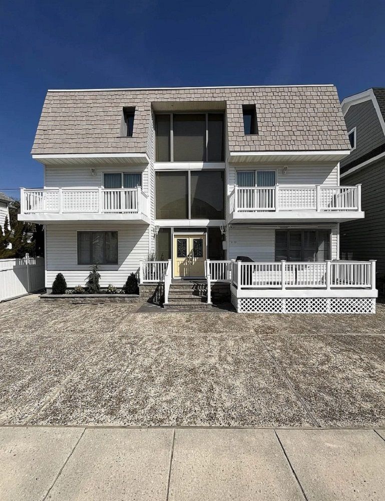 111 S Avolyn Ave