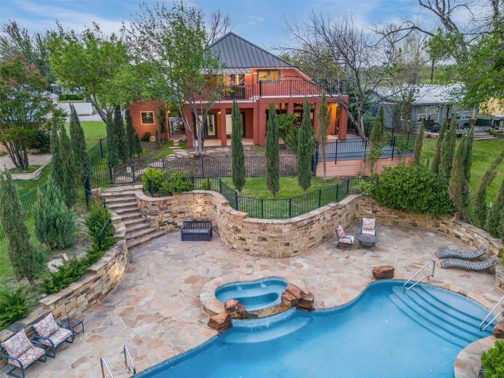 2450 River Oaks Dr