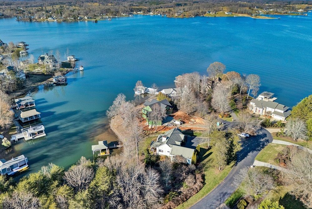 Smith Mountain Lakefront Living
