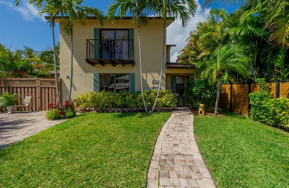 1827 N Palmway