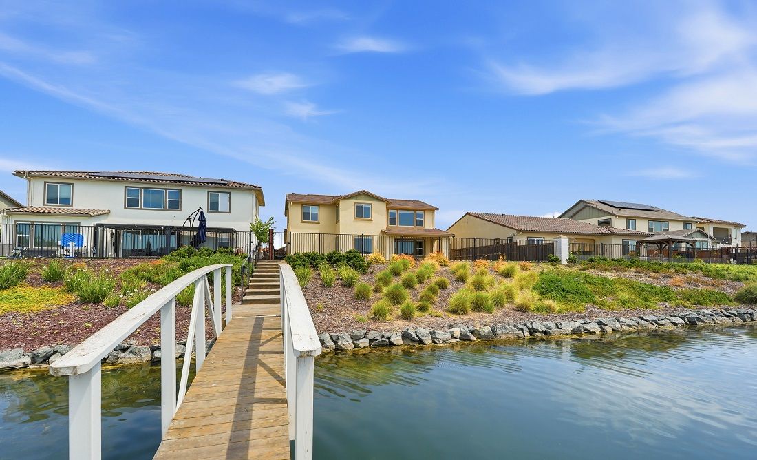 Lakefront Estate At An Exceptional Price!