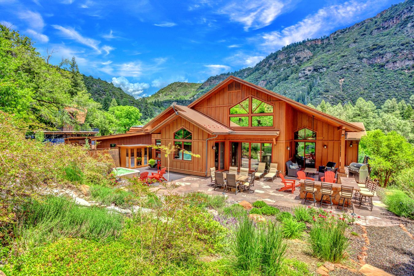Modern Mountain Retreat in Oak Creek Canyon